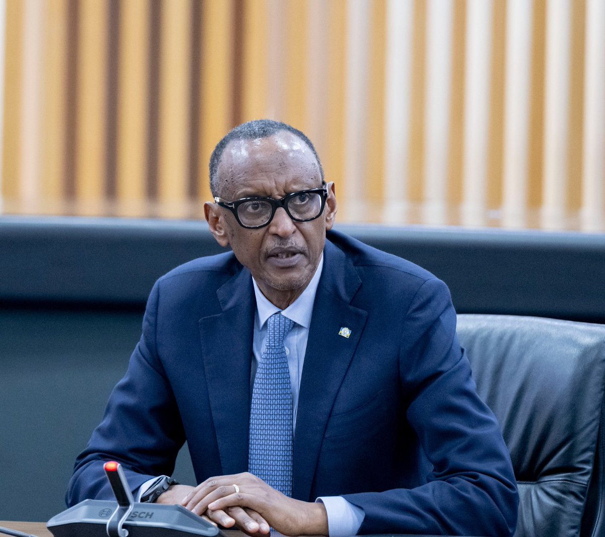 Twebwe abanyarwanda Ntago tuvuga cyane, cyangwa kuvuga menshi, Oya, sibyo?. Nukwivugira Buhoro Buhoro Kandi dukivugira bitooya. @PaulKagame @EastAfricaGov @EAC_IPU