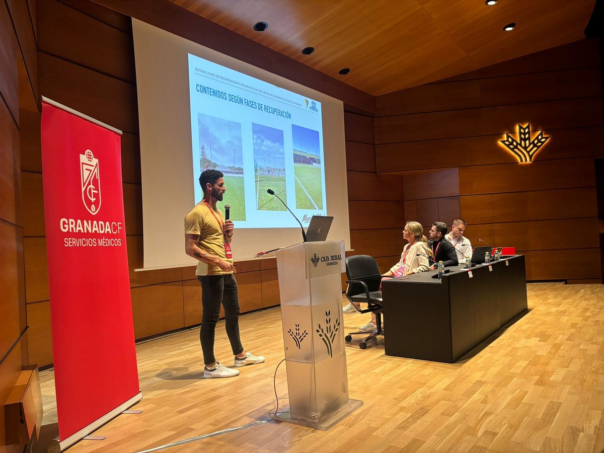 🦵🏼 El pasado sábado, Manolo García, fisioterapeuta del club, ofreció una ponencia: 'Últimas fases de recuperación en ligamento cruzado anterior', en el II Congreso de la Salud al Rendimiento organizado por los Servicios Médicos del @granadacf.
