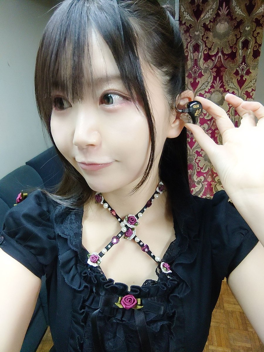 本日22時に
ラジオ「ことりの音」更新です🐦

今回は
春のイヤホントーク🎧🎶

ちなみに先日のICDD公演では
イヤモニはEarSonicsのを使ってたよ🌹
低音がタイトで、でも量感はしっかりあってメタルには助かる音なんだー！

おたよりもお待ちしております📨✨