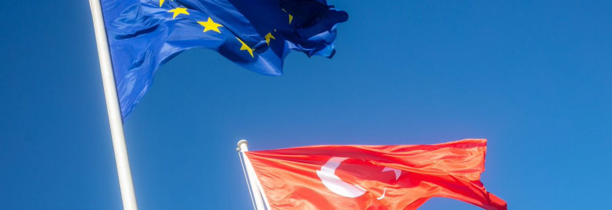 In this EuroMeSCo Paper @basakalpan delves into #Türkiye-#EU Relations & #EuropeanPoliticalCommunity in aftermath of Russian invasion. #EPC Exploring transactionalism with a focus on: 🌍 foreign policy 🛂migration 🔋energy Read it here 👉🏼bit.ly/3JBvUiK