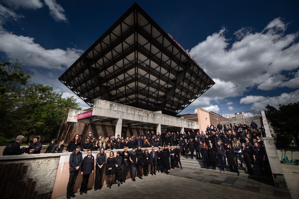 Employees of Slovakia's national broadcaster RTVS have dressed in black in protest at the government's announcement it will abolish the organisation by June and replace it with another. dennikn.sk/minuta/3960081… Photo: Dennik N/Tomáš Benedikovič Story: bbc.com/news/world-eur…