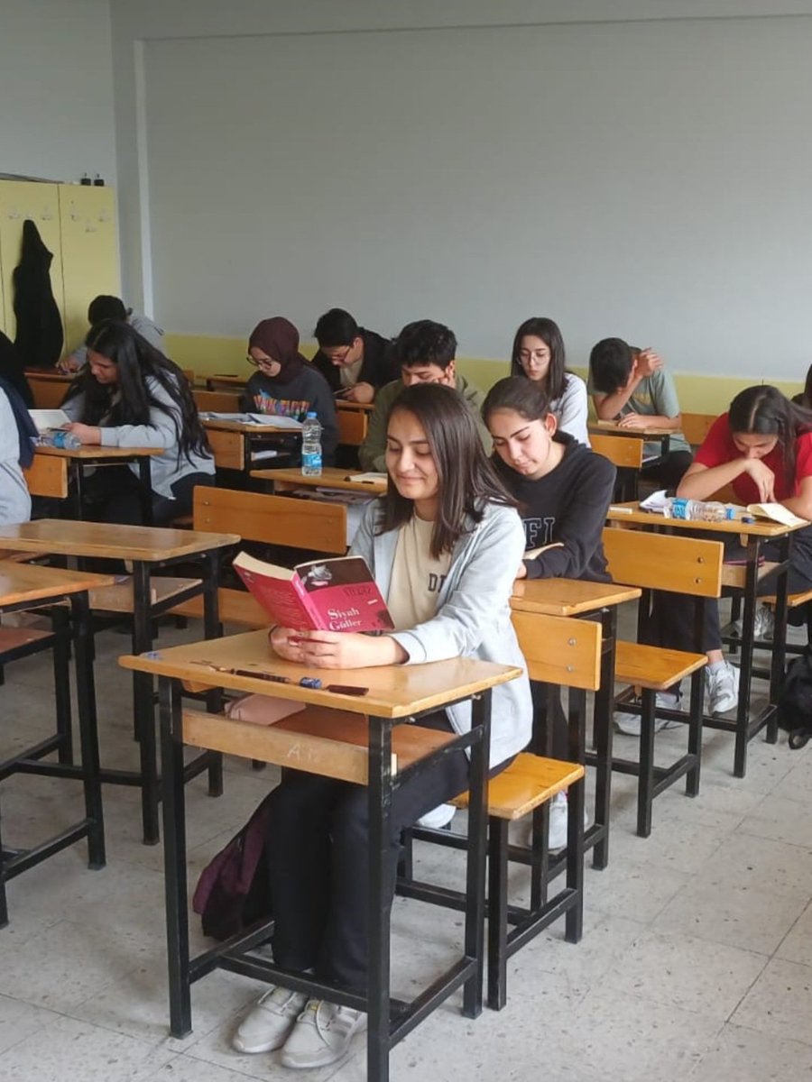 develifenlisesi's tweet image. Öğrencilerimizle, öğretmenlerimizle birlikte okuyoruz. 
#birlikteokuyoruz
@develimem @kayserivaliligi @gokmen_cicek_ @BahameddinK