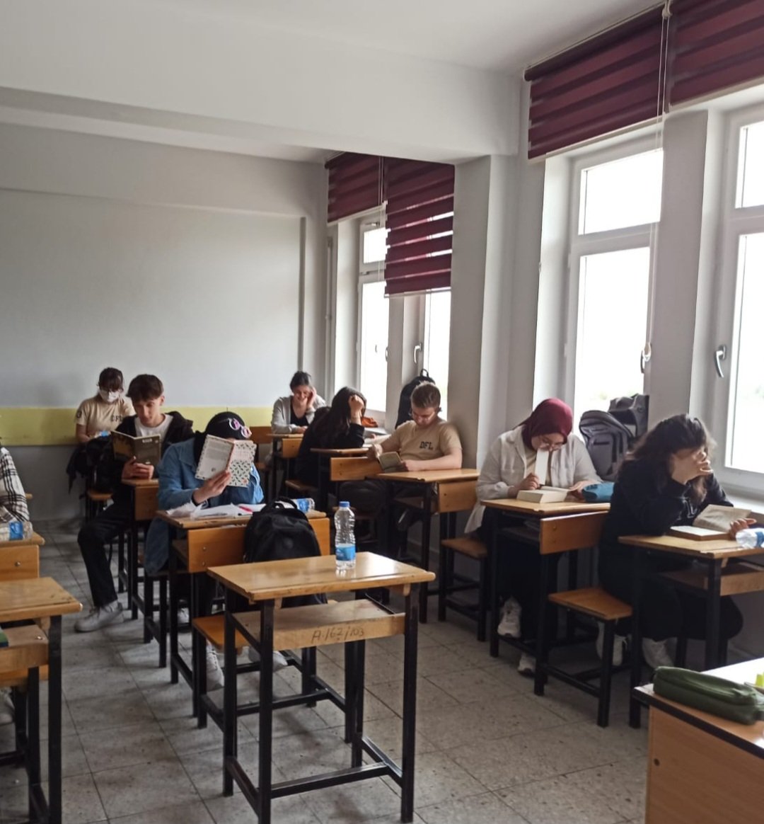 develifenlisesi's tweet image. Öğrencilerimizle, öğretmenlerimizle birlikte okuyoruz. 
#birlikteokuyoruz
@develimem @kayserivaliligi @gokmen_cicek_ @BahameddinK