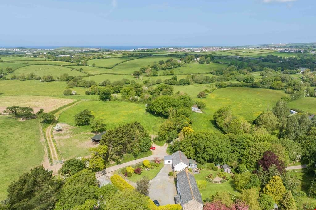 Situated in a rural position this detached period home is set in mature gardens. The property features three bedrooms and an annex which is great for family accommodation. @LillicrapChilco 📍How much? £750k 📍Where? Stratton, Cornwall 🔗onthemarket.com/details/146940…