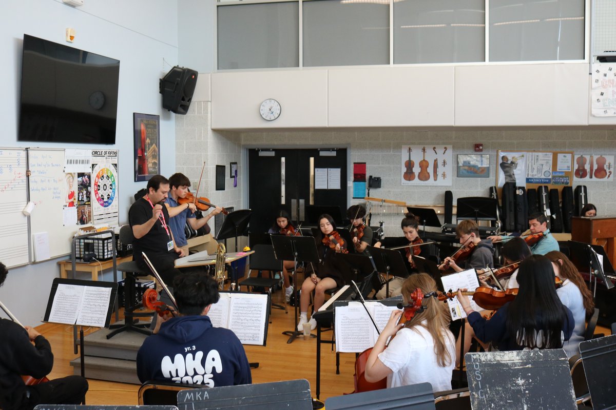 Earlier this month, US students in Advanced Strings had the opportunity to participate in a masterclass w/ Daniel Khalikov from the Metropolitan Opera. Daniel provided amazing feedback, tips & notes for students as they practiced their pieces.🎻 Thank you for joining us, Daniel!