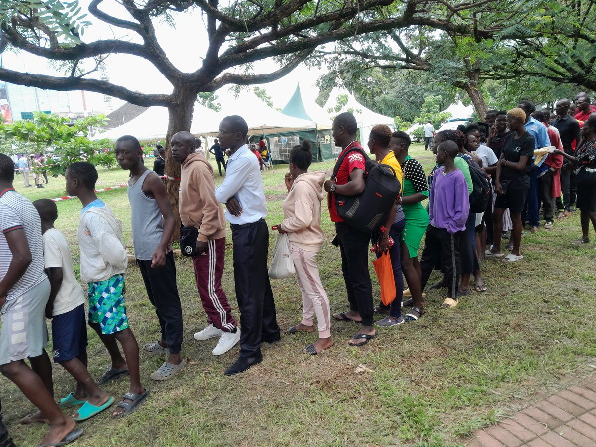 SpiritOfKisumu's tweet photo. Kisumu  County residents line up to  view the legendary python #Omieri that is the key highlight of the ongoing ##FishFiesta celebrations in Kisumu. #SpiritOfKisumu https://t.co/G8Ynp9E175