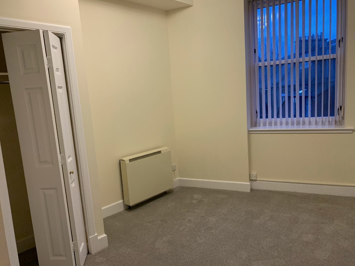 🏠 This spacious first-floor flat benefits from views of the River Teviot. Recently refurbished, it comprises of a hall, a sitting room, two generous double bedrooms, a kitchen, and a bathroom.

Council tax band: A, EPC rating: C

🔗bit.ly/4d9wNwm