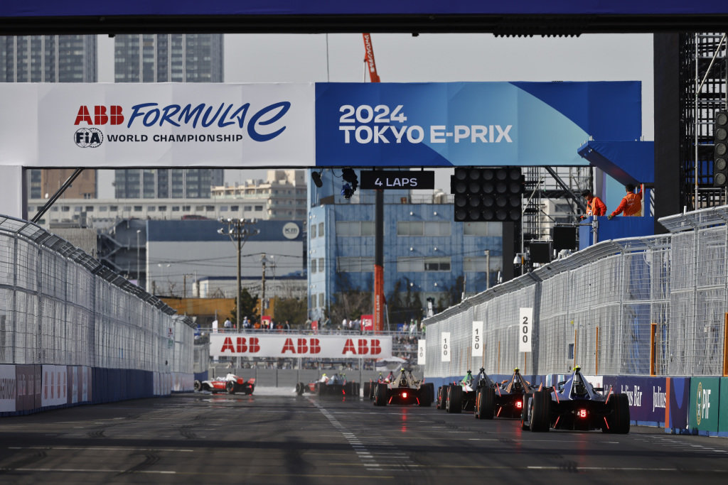 SusReport's tweet photo. 🏎️💡🗼From shared values to materials science innovations, @georgetimms finds out what makes @JaguarRacing's partnership with @DowSports to drive #sustainability in @FIAFormulaE so successful: https://t.co/35D3e8zlsT https://t.co/53IDWfIUL0