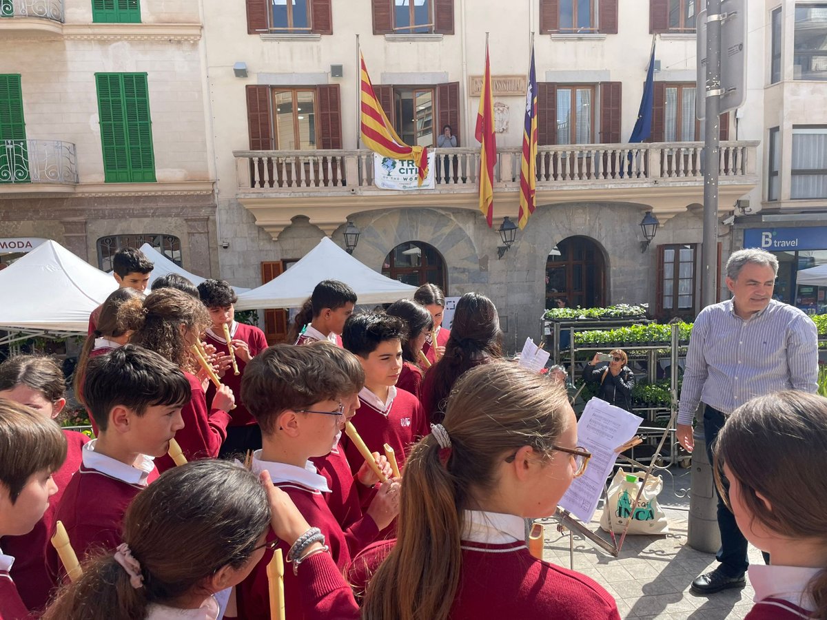 incaciutat's tweet photo. 🎶Avui el col·legi Santo Tomás de Aquino s'ha sumat a la iniciativa "Concerts Escolars al Carrer" i ha realitzat una breu actuació musical a la plaça d'Espanya. #NOSIMPORTALAMUSICA.
Compartim algunes imatges👇 https://t.co/tCsmPyRR2I