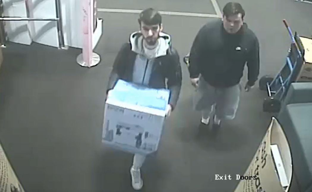 We have released images of two men we would like to speak to following the theft of valuable printing equipment. An office printer and ink, with a combined value of around £3,000, were taken from Curry’s PC World in Mansfield at 7pm on Wednesday 3 April. orlo.uk/yhSEA