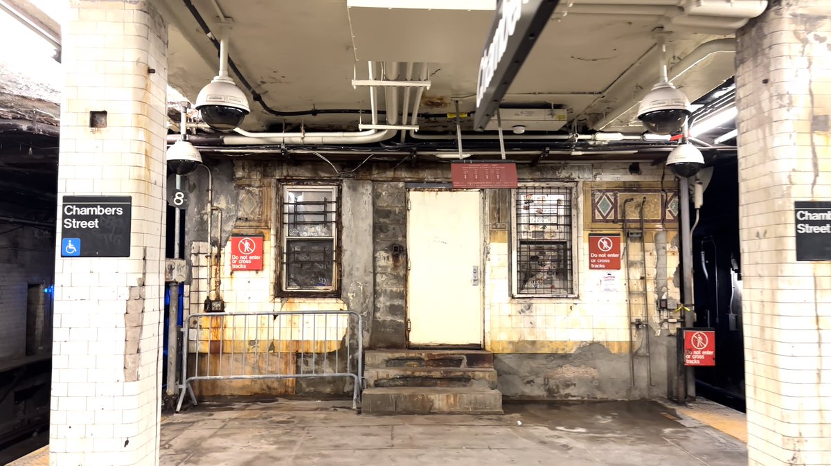 Zaarazhar's tweet photo. Sekotor-kotornya dan sejelek-jeleknya stasiun KRL, TJ, MRT, LRT di Jakarta itu gak ada yg separah beberapa stasiun NYC Subway apalagi Chamber's Street Station 😅

Cerita teman2 di sana, tikus2 gede, bau ganja, orang sakau pipis sembarangan dll udah pemandangan biasa di NYC Subway https://t.co/4xFPUH0Z9j
