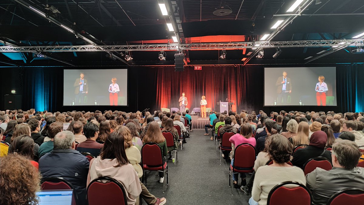 The VIB community has come together in Veldhoven for the annual #VIBSeminar24! We kick off with managing directors @CDurinx & Jerome Van Biervliet, who welcome the guests for a 2-day deep dive into #computational biology, AI, mental health, #sustainability, and team building! 🌟