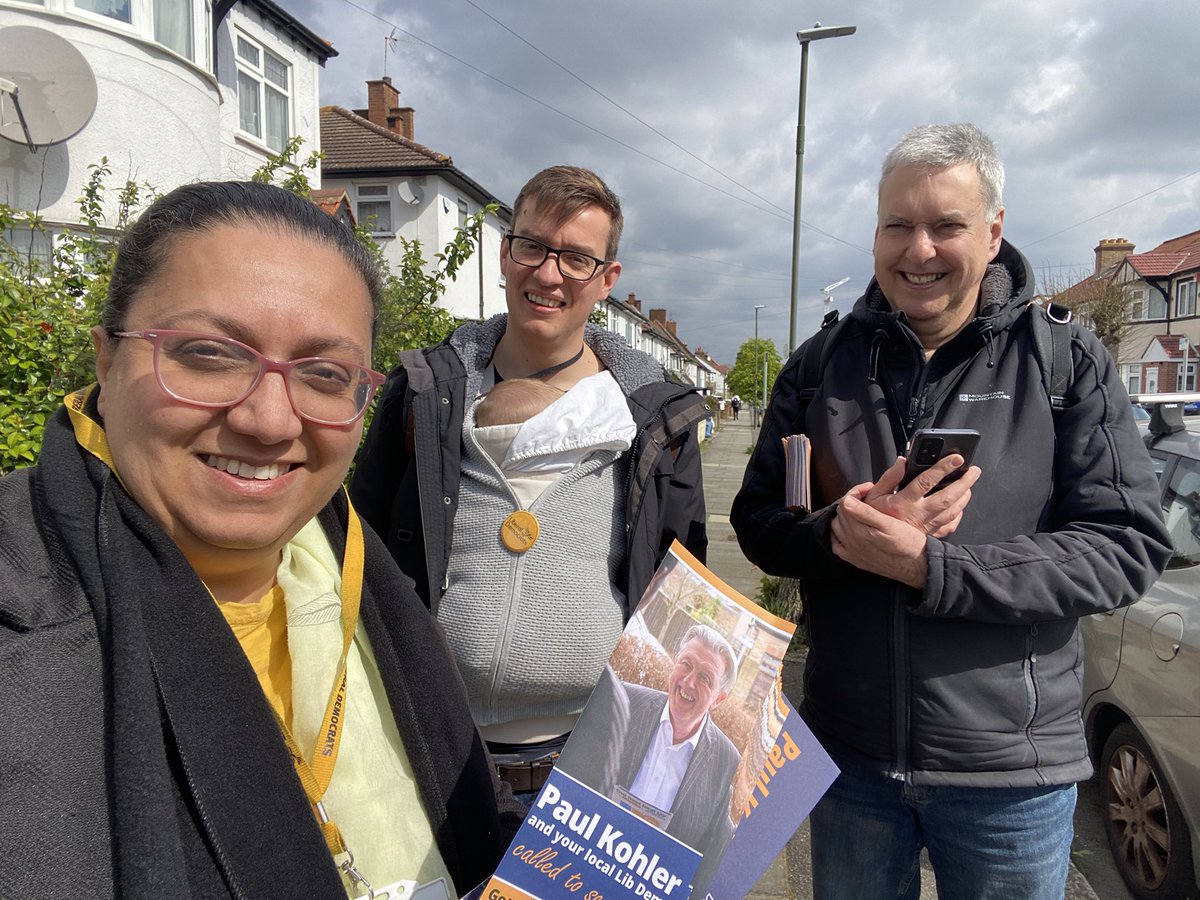 Great morning with my lovely #WestBarnes councillor mates. 

🔸So many people have already voted #LibDem on the Orange ballot!🔸

Thanks for all the support to get @LondonLibDems elected in City Hall. #VoteLibDem on all ballots #LondonElections2024 2nd May #RobCan