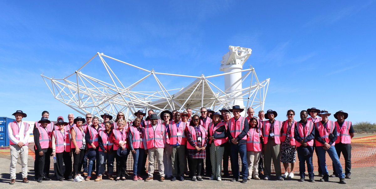 This week we welcomed a major diplomatic visit to the SKA-Mid site with our partners @SKA_Africa @dsigovza 🇿🇦. Guests including ambassadors from many EU countries 🇪🇺 saw #SKAconstruction progress & heard about the broader impact of the SKA project! More: loom.ly/tE3onk4