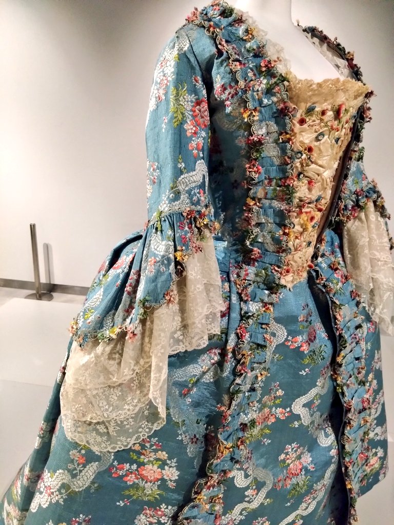 KCIギャラリーの「フラワー・パワー」展へ
閉幕前になんとかローブ・ア・ラ・フランセーズを見ることができました〜！
素敵な青色のドレスで、花束柄の刺繍とレースが美しかったです✨