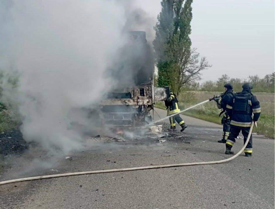 ❗️ВСУ атаковали беспилотниками грузовик на трассе в селе Осокоровка Херсонской области