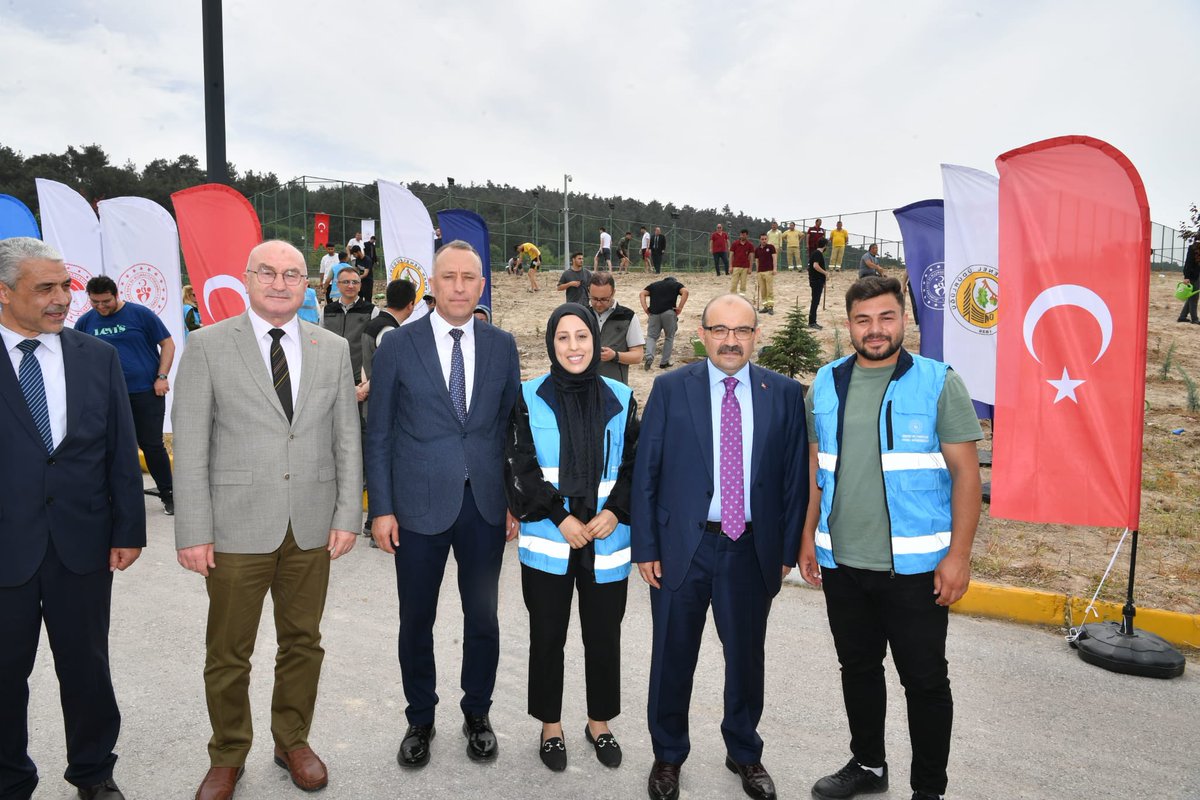 📍Balıkesir Üniversitesi KYK Hasan Basri Çantay Erkek Öğrenci Yurdu Fidan Dikim Etkinliği’ne katıldı. Vali Ustaoğlu; “Toprakla buluşturduğumuz bu fidanların ülkemiz, şehrimiz, milletimiz için hayırlara vesile olmasını temenni ediyorum.”