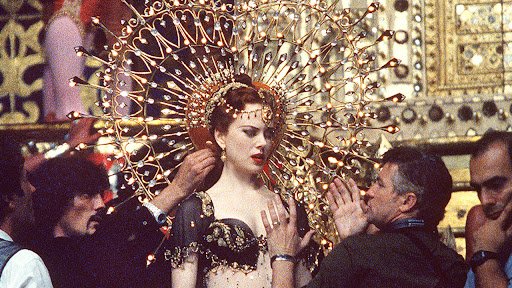 🎬 Saviez-vous que le #MoulinRouge a été immortalisé dans le film éponyme de 2001 avec #NicoleKidman et #EwanMcGregor ? Ce chef-d'œuvre a ravivé l'intérêt mondial pour ce cabaret iconique et touché une nouvelle génération ! Vous en souvenez-vous ?