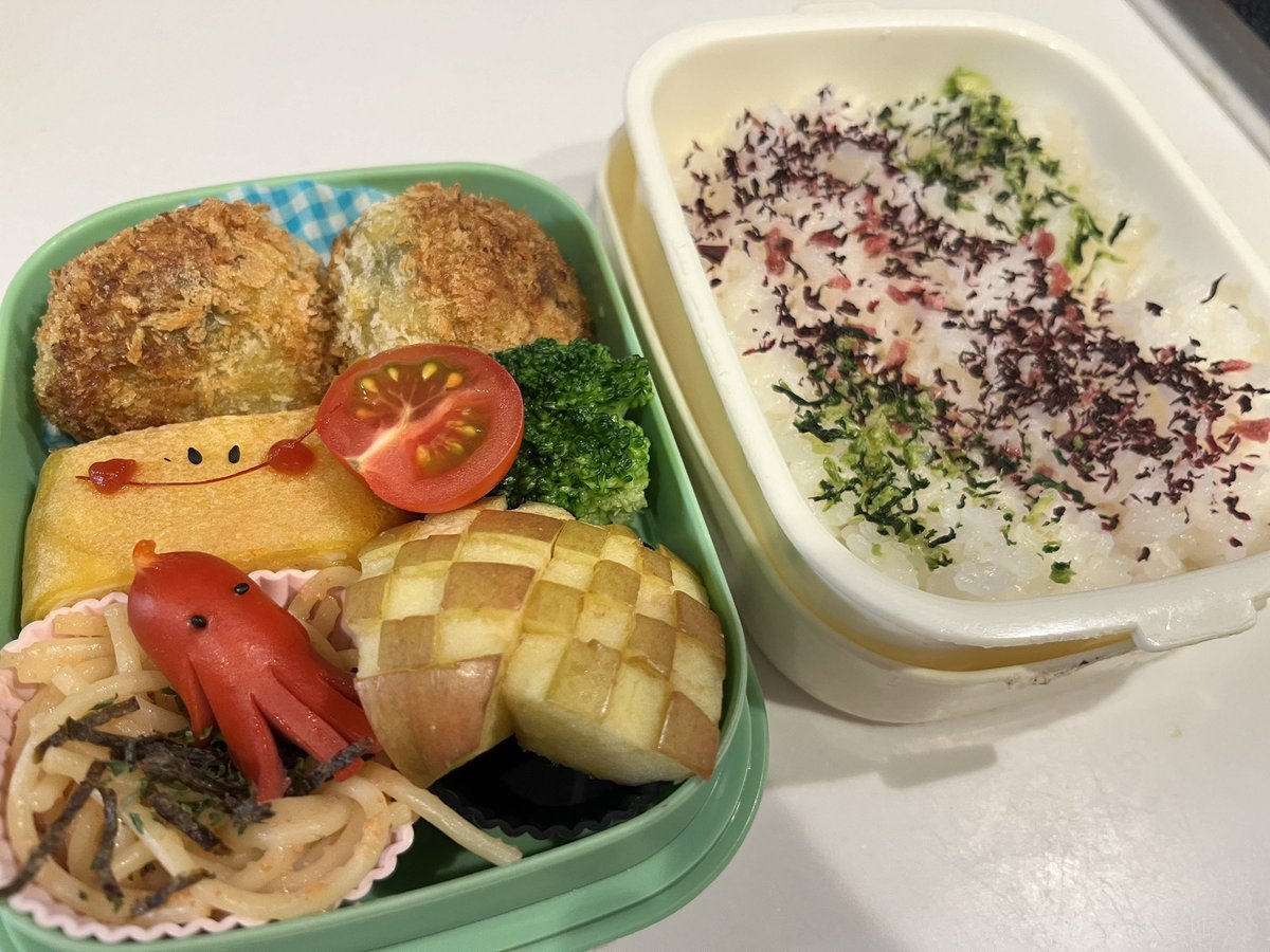 こんばんは お疲れ様です #今日のお弁当パート2 #旦那弁当 #お弁当記録 さつまいもコロッケ タラコパスタ 玉子焼き ウインナー りんご 4/25(木) 真夜中出勤の旦那さんのお弁当です 今日もお疲れ様(￣^￣ゞ 気をつけて行ってきてね(*´︶`*)ﾉ