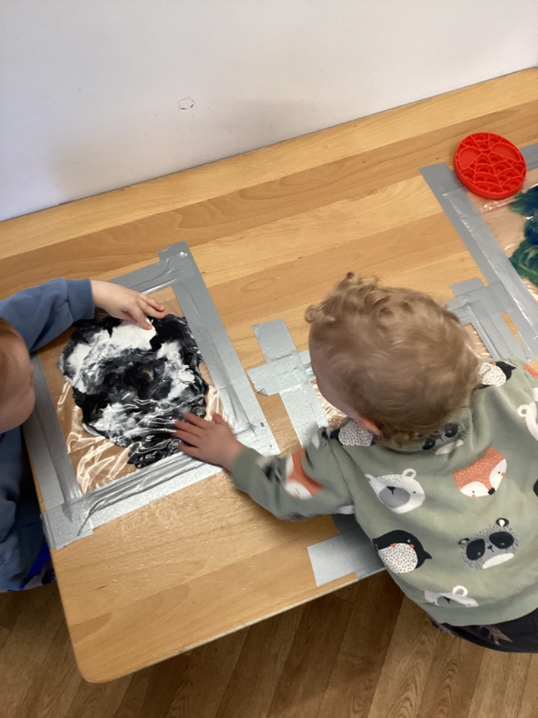 🎨 Colour Mixing for Baby Creativity! 🌈
Mixing paints engages their senses, sparks creativity, and boosts development! 🖌️✨

#BabyArt #ColorMixing #Creativity #nursery #HiHo #Hove #eyfsideas #earlyyears