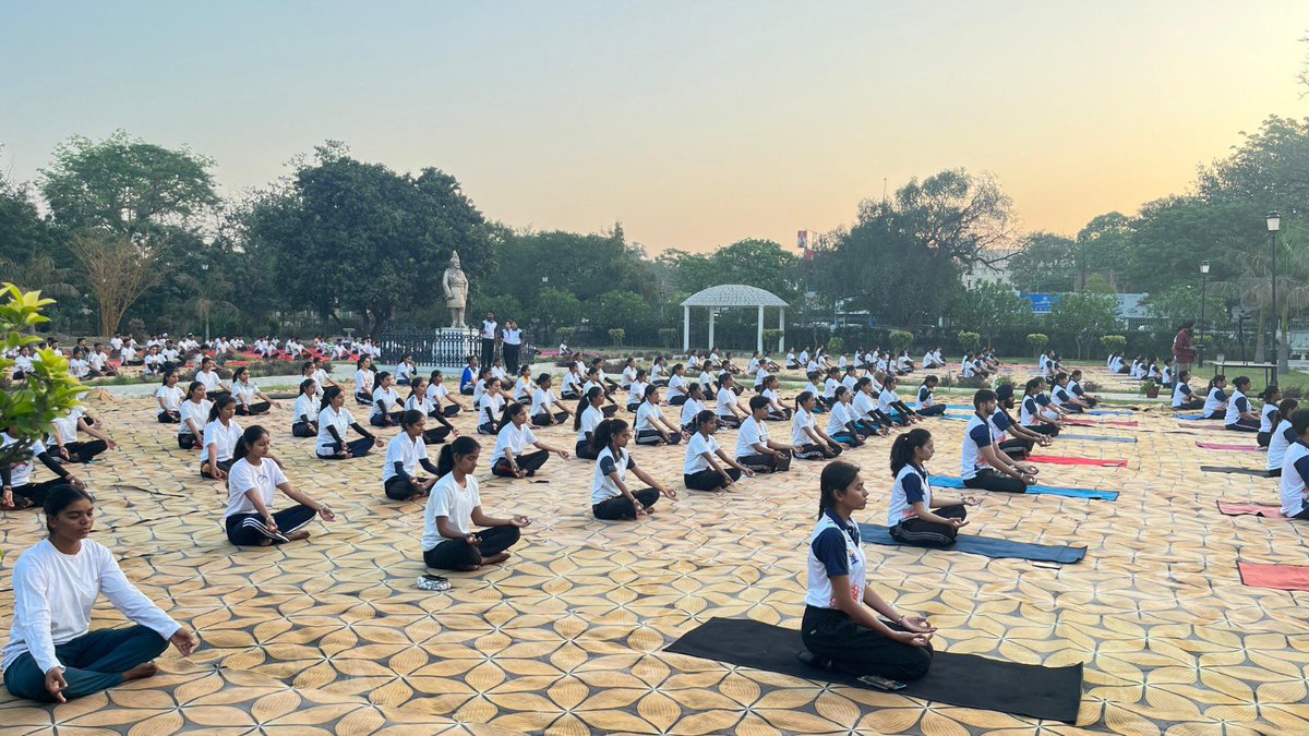 moayush's tweet photo. Maharaja Bhupinder Singh Punjab Sports University in Patiala, Punjab, organized a two-session program with MDNIY to promote the benefits of Yoga. 500 people attended the morning session and practiced Sukshma Vyayama, asanas, pranayama, and meditation.

#Yogotsav2024 #IDY2024 https://t.co/LEb1i44j3H