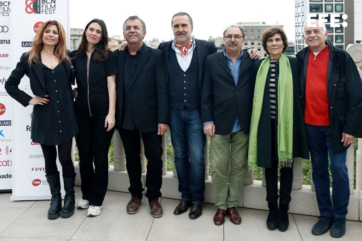 EFEnoticias's tweet photo. Cuando falta poco para que se cumplan 10 años de la muerte de Peret, el director catalán Esteve Rovira presenta en el BCN Film Fest 'El rey Peret', un biopic sobre el cantante, que muestra su lado más íntimo, su humanidad, su generosidad y también sus contradicciones. https://t.co/nnnCuFSxku