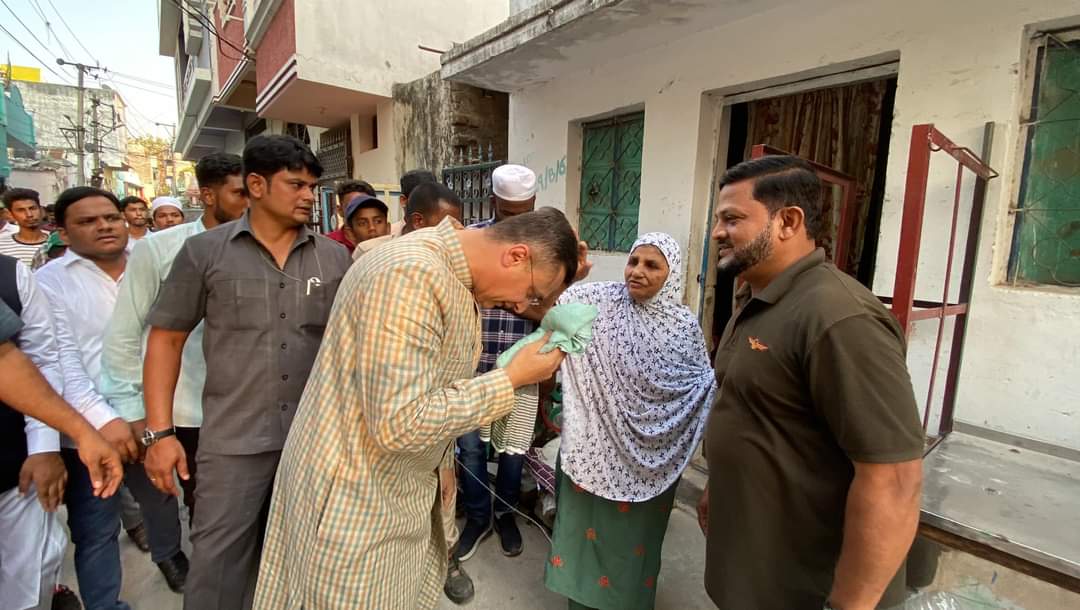 AIMIM Floor Leader @akbarowaisii Sahab Along With Karwan MLA @kausarmohiuddin Sahab Paidal Daura At Hakeempet And Tolichowki Under Karwan Assembly Constituency. @asadowaisi #VoteForKite 🪁🪁🪁 #LokSabhaElections2024