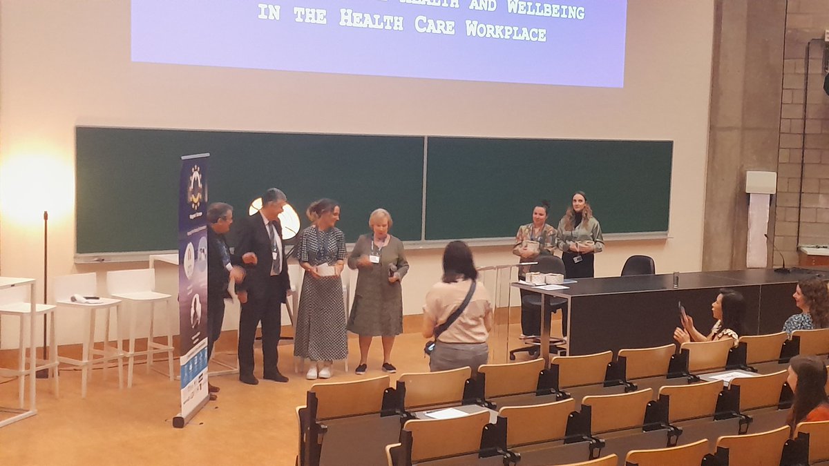 My amazing Colleague & Best Pathway Programme lead.. ever! @CaheyCatriona wins First Prize ~ Poster Presentation sharing the @NursingOlol 'Unity is alive with Diversity' @Magnet4Europe conference Leuven . Congratulations Catriona! 🎊💯💙👏🙏🏅 @JdaDrennan @AnaCindee @pathway_team
