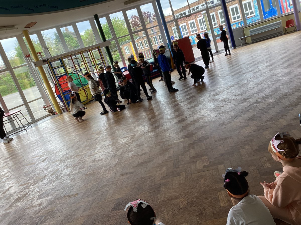 timberleysch's tweet photo. Year 2 have had the most wonderful time working with Rob from @BirminghamRep.  We have been using drama to reinforce our learning about monarchs at @AstonHallMuseum. A huge thank you to both for supporting out children’s learning 👑 https://t.co/qxJxWNEj13