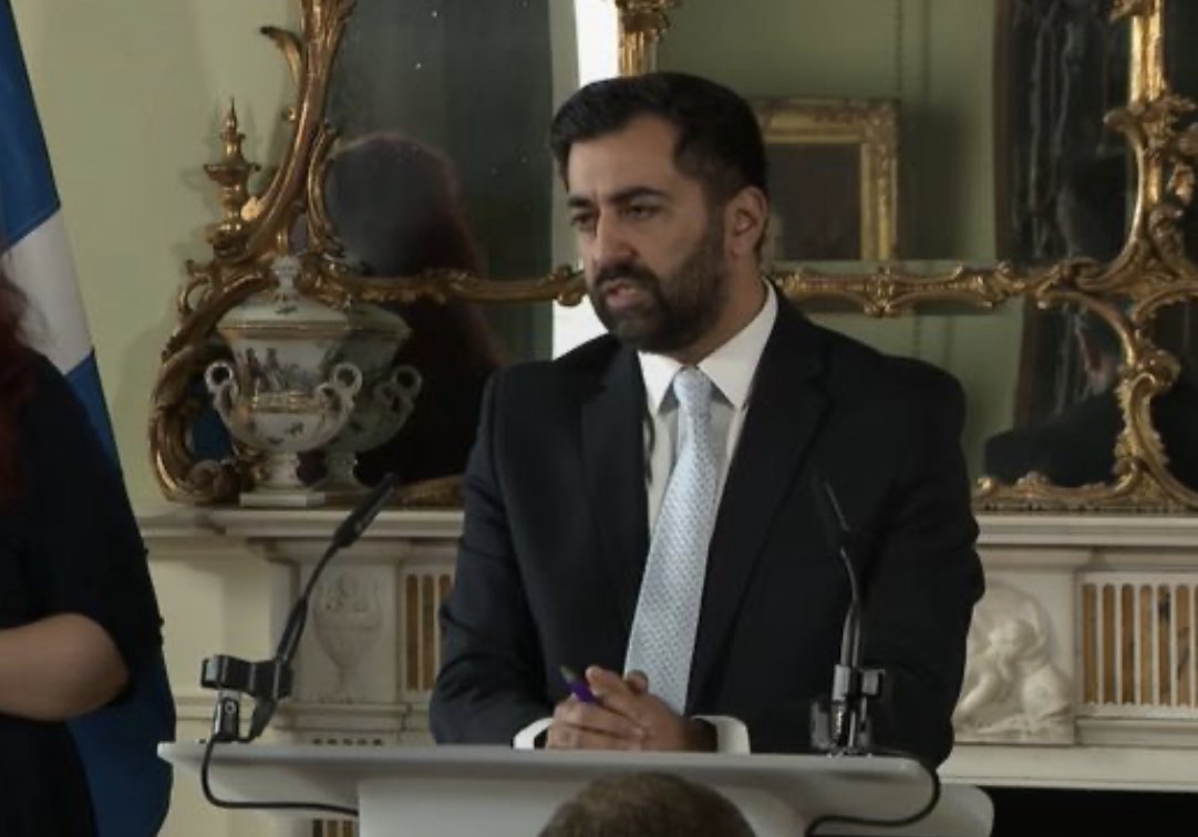 On a menswear note, very much approve of the pale blue tie with the dark suit and white shirt. FM has really upped his sartorial game after a shaky start.