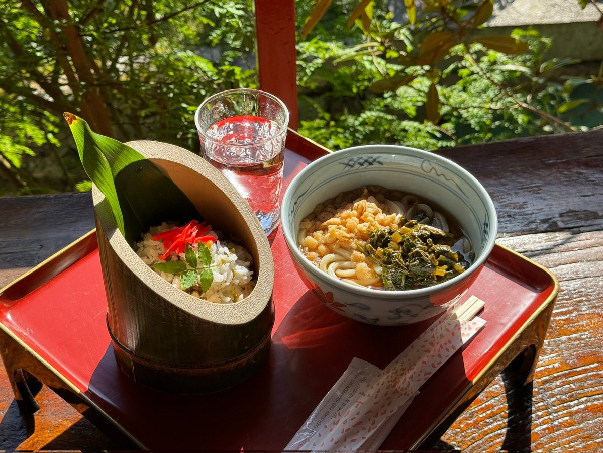 今日は安佐北区飯室にある『花園の里』で、樹齢500年の巨木のトチの木と、１人で里を切り開いた80歳の佐々木おじいちゃんにパワーをいただき、自家栽培の葉ワサビで作った葉ワサビうどんと葉ワサビ寿司で元気を頂きました!😉👍