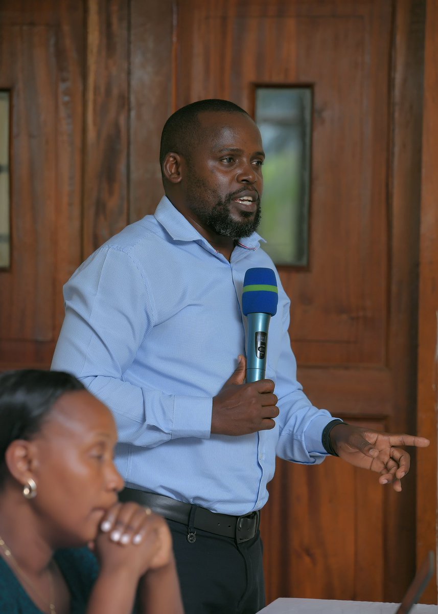 MakerereGMD's tweet photo. You need more than an academic degree - Prof. Tonny Oyana, Principal @MakCoCIS opening a conversation on healthy relationships. The Principal encouraged students to focus on shaping out-of-class life skills such as self confidence & building good networks.
#BeyondClass https://t.co/rWvFF08Ya8