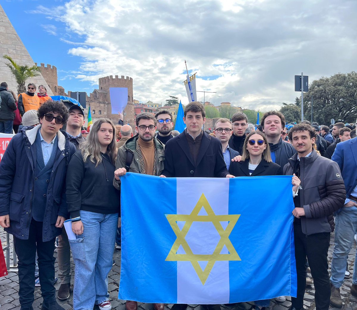 Con gli amici della brigata ebraica e una delegazione del nostro movimento giovanile per festeggiare insieme il 25 Aprile nel segno della Libertà. Il bene più importante che ci sia. @fi_giovani