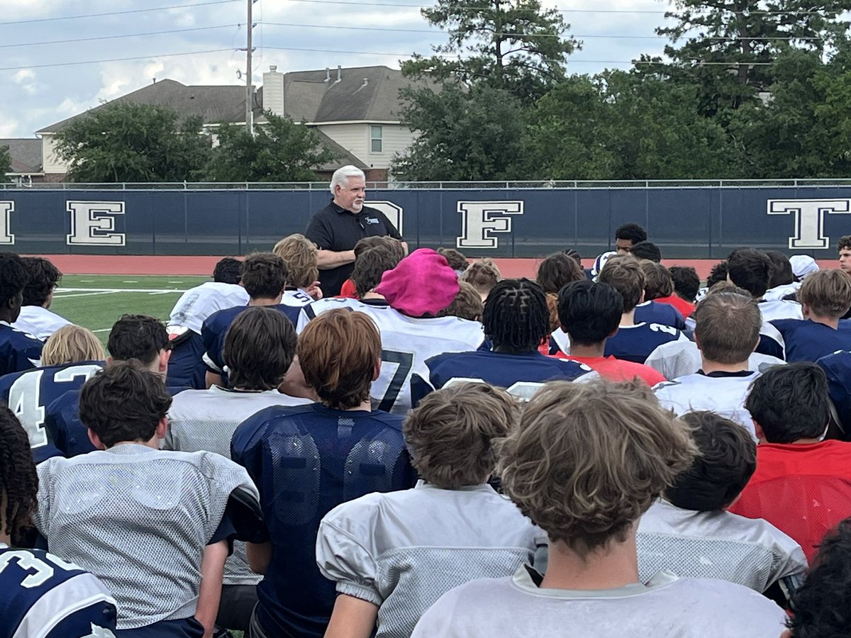 A huge thank you to Tom Wilson for stopping by practice today to visit with the Wildcats! A graduate of Tomball High and former player at @slipperyrocku He is now the director of IT for the city of Tomball. @TISD_athletics @Football_TMHS