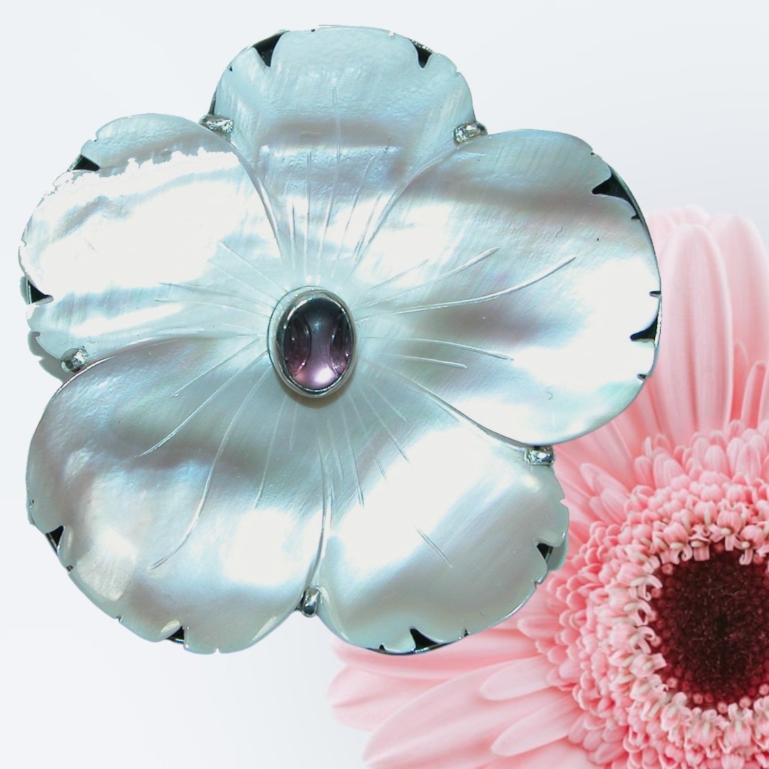 We all love forever flowers!  This mother of pearl pin pendant is a true classic for Moms Day! Did you get your coupon for the AKR website?  email us amykahnrussell.com #ForeverFlowers #MothersDayGift #PearlJewelry #ClassicStyle #MomsDay #CouponCode