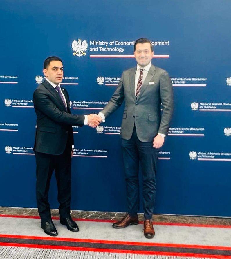 IraqinWarsaw's tweet photo. بحث سبل تعزيز التعاون الاقتصادي والتجاري بين العراق وبولندا
https://t.co/R8RX6Zkvbc https://t.co/MQ9CP8L7C0