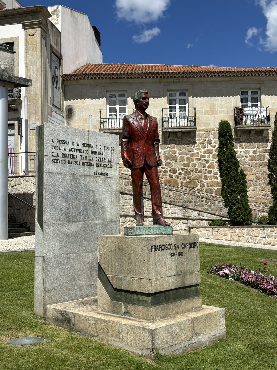 Alguém passou aqui ao pé de casa, em Viseu, para vandalizar a estátua de Francisco Sá Carneiro. Porquê? Para quê?