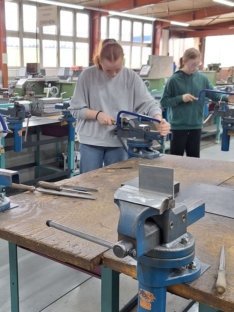 Heute ist Girls‘ & Boys‘ Day – auch im Hamburger Handwerk.👩‍🏭👨‍🚀 In der Metall-Innung nutzen Marlene, Wanda, Philine und Marie den Zukunftstag, um einen ersten Einblick in den vielfältigen Beruf der Metallbauerin zu erhalten.