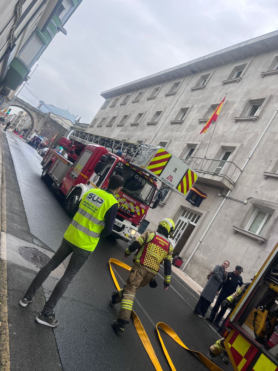 Simulacro, a cargo de la UTPRL celebrado hoy en #Lugo , completado con éxito El #SUP presente, agradece a todo el personal la colaboración prestada en tan necesaria materia de prevención #PoliciaNacional