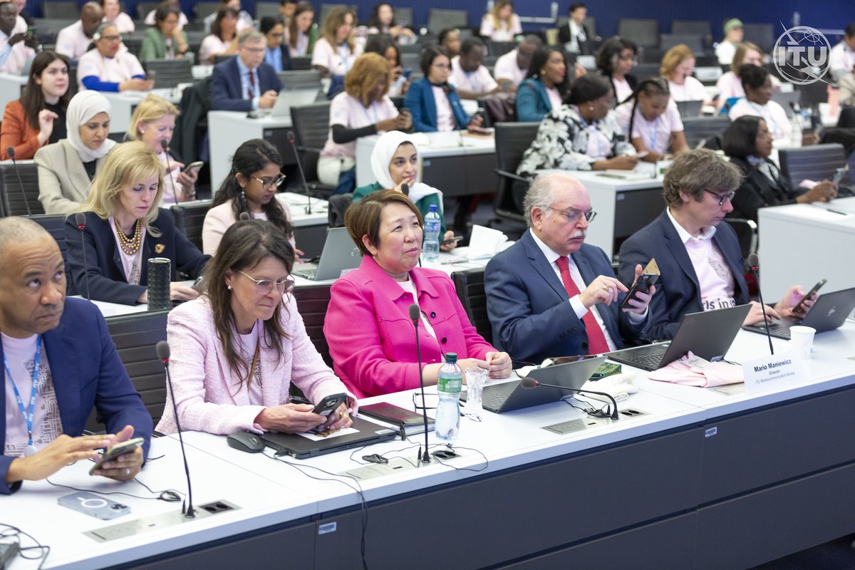 The @GSMA addressed a special session at the @ITU marking #GirlsinICT Day, featuring @DoreenBogdan. @TDancheva presented the recently published framework on gender transformative #DigitalSkills education as part of the @equals #HerDigitalSkills initiative. itu.int/en/ITU-D/Study…
