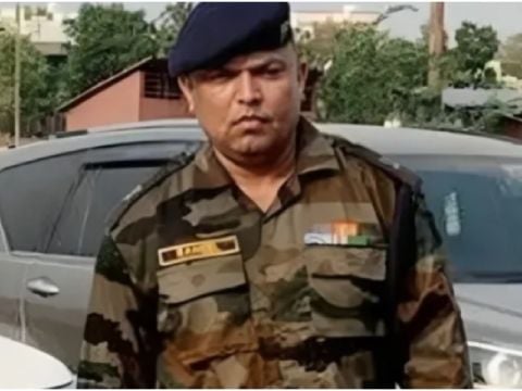Md Farooq Sheikh from Gujarat poses as an army major to smuggle liquor from Maharashtra Foreign liquor bottles worth Rs 1.5 lakhs seized from the accused's car Bottles of branded foreign liquor worth Rs 3.67 lakhs found at residence Read more : hindujagruti.org/news/196039.ht…