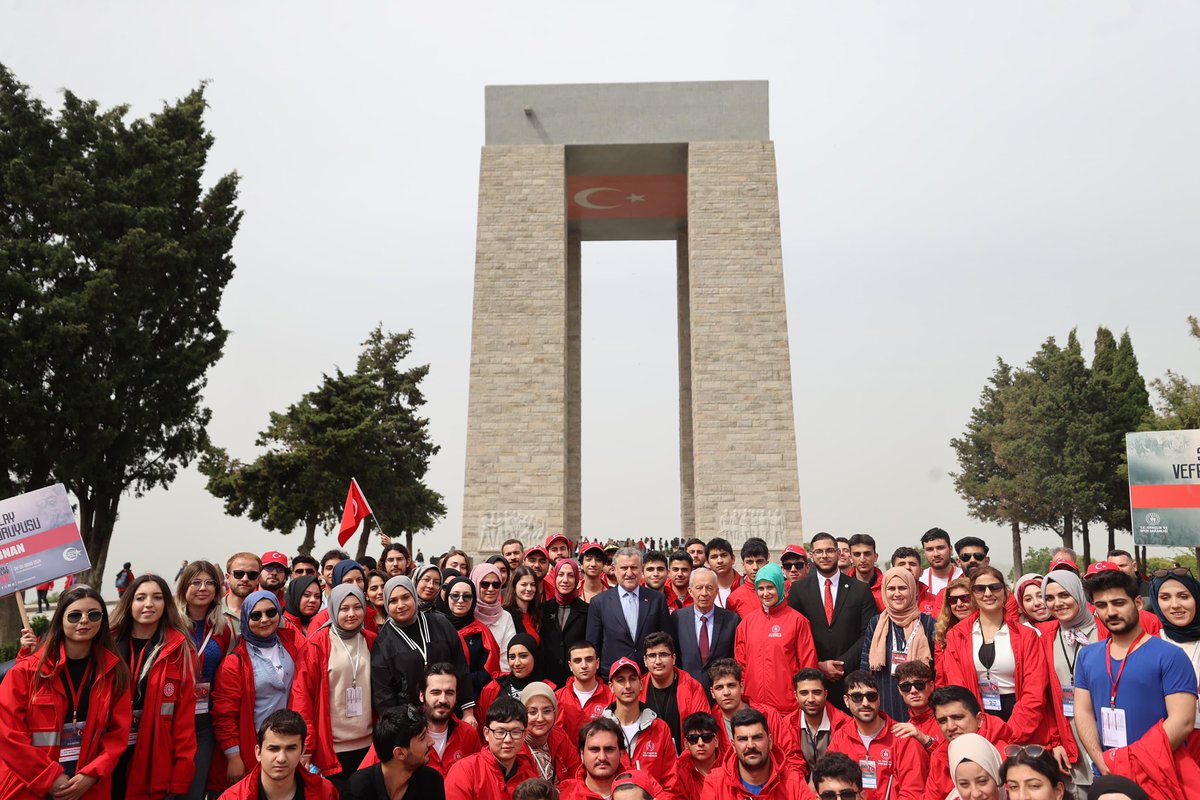 📍Çanakkale Şehitler Abidesi

57. Alay Vefa Yürüyüşü sonrası Şehitler Abidesi’nde yurdumuzun dört bir yanından gelen gençlerimizle Çanakkale’de tarih yazan ecdadımızı yâd ettik.