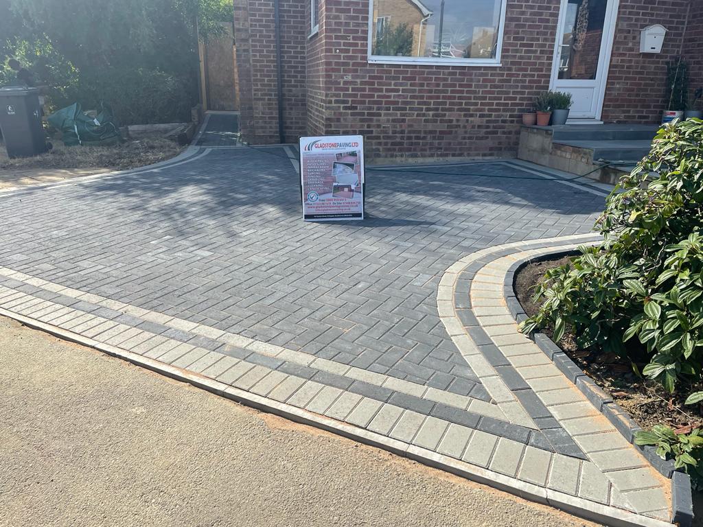 💥 A recent project in Polegate, this before and after image shows how a new paved driveway can update the look of your property and make the space more user-friendly.  ☎️ 01323 887 678 #gladstonepaving #garden #blockpaving #driveways #patios #patio #landscape #landscaping