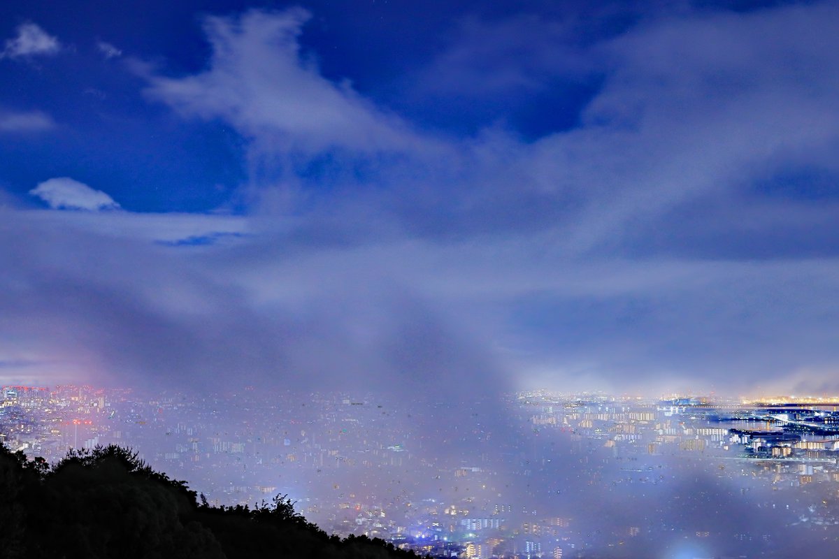 満月の明るい光に照らされた、
霧が掛かる大阪平野の夜景です。
#霧　
#夜霧
#fog 
#夜景
#nightview
#月夜
#月明かり
#写真 
#写真好きな人と繋がりたい 
#写真撮ってる人と繋がりたい 
#写真で伝える私の世界
#写真で奏でる私の世界
#キリトリセカイ
#ファインダー越しの私の世界 
#東京カメラ部