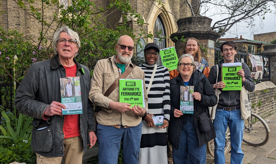 🌿 @TheGreenParty co-leader @AdrianRamsay ☀️ will be joining our action weekend this Sunday morning🎉

Pls vote 💚 next week & esp. in #debeauvoir to make me the 3rd @hackneycouncil @hackneygreens councillor🤞🏾💚
 Sign up & get more info using link below🙏🏾

hackneygreens.org.uk/dalston_action…