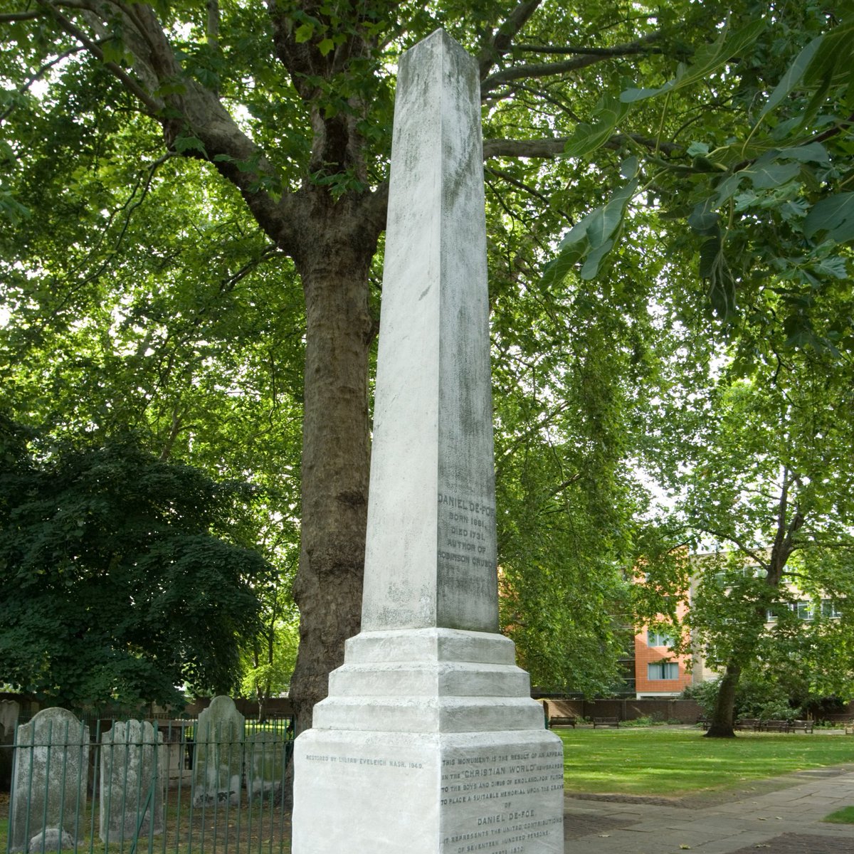The memorial of Daniel Defoe at Bunhill Fields #London

#otd in 1719, Defoe's 'Robinson Crusoe' first appeared; a novel which may loosely be based on the real life castaway story of privateer Alexander Selkirk who was marooned for 4 yrs on a Pacific island.

Defoe himself 🧵