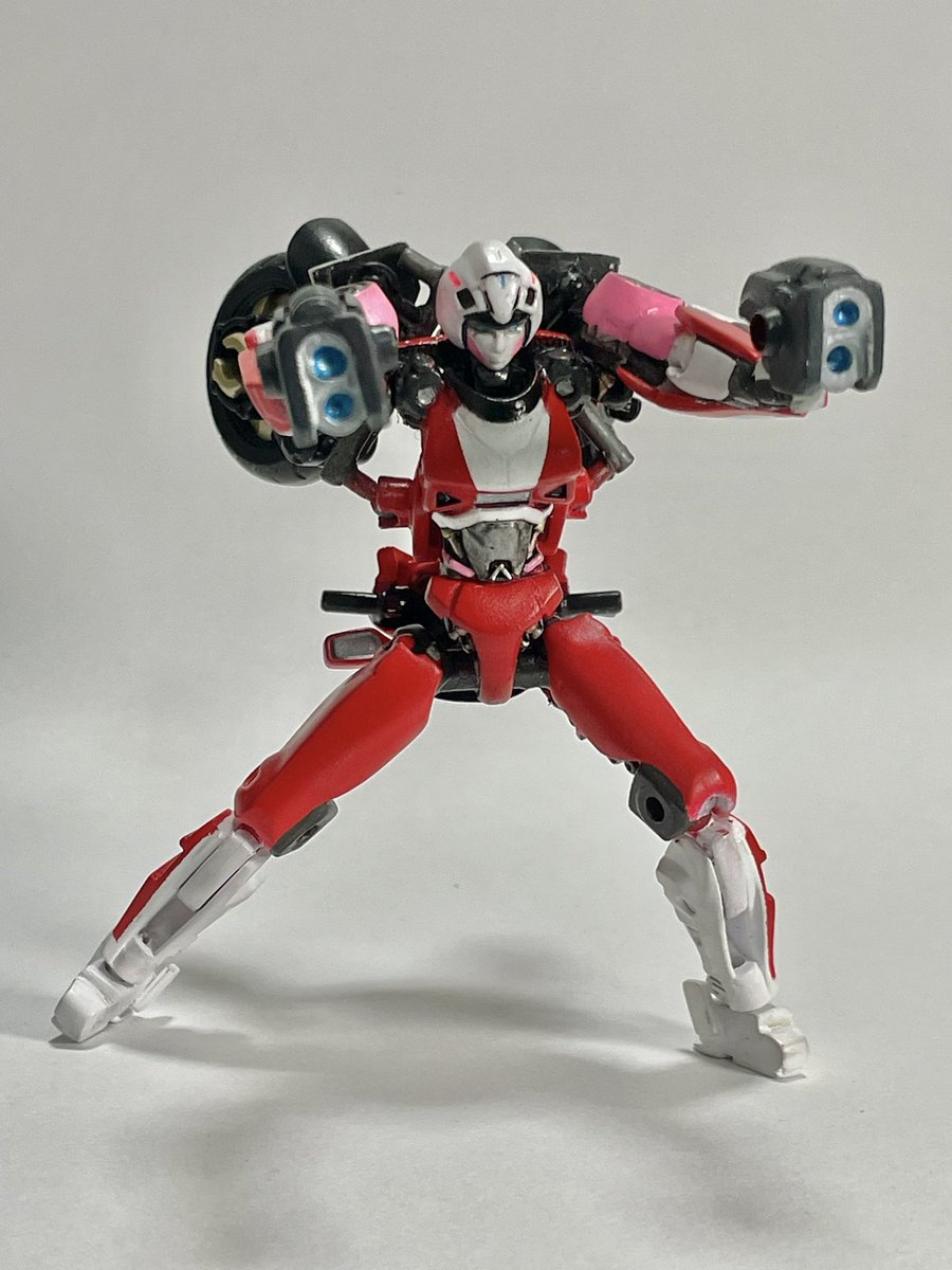 hibons's tweet photo. ついにTransformers Toyのcustomに手を出しました！ss-106アーシーのcustomです！
customにあたっては@PTrout94さん、@rpaka_ywcさんの作品を参考にさせていただきました！
m(_ _)m
なにげにガンプラ含めてロボット系のcustomは初でしたがすごく楽しかったです！😁
#Transfomers
#Arcee https://t.co/OO396eXxjR