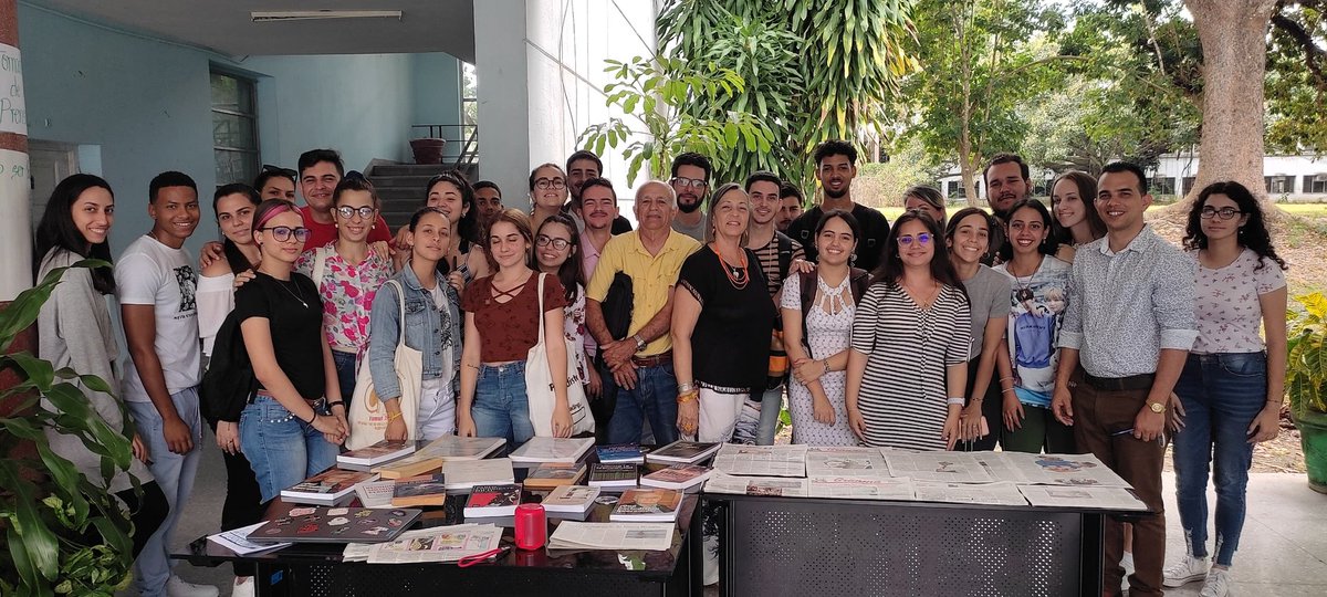 Buenos días, deténgase un momento. En la imagen, parte del colectivo de carrera #Periodismo @HumanidadesUCLV. ¡Vamos por la excelencia! Se acerca la acreditación. #UCLVnuestra @UCLVCU @nosley_perez