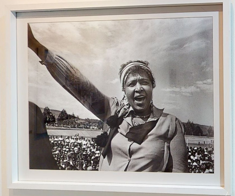 In light of this day, we look at some of the scenes seen in the lifetime work of Len Khumalo a photographer and photojournalist who practiced through the early 1970’s – 2000’s. To revisit this exhibition click on the link below. my.matterport.com/show/?m=2gQj47…

Happy Freedom Day!