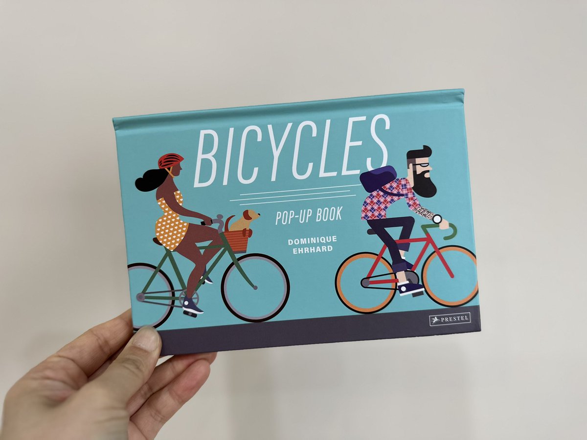 책방에서 프랑스어 버전으로 판매했던 자전거 팝업북이 영어 버전으로 입고되었습니다. 가격도 훨씬 저렴해졌어요. 2세기 동안의 자전거 역사상 기념비적인 자전거들이 영어 설명과 함께 팝업으로 펼쳐집니다.